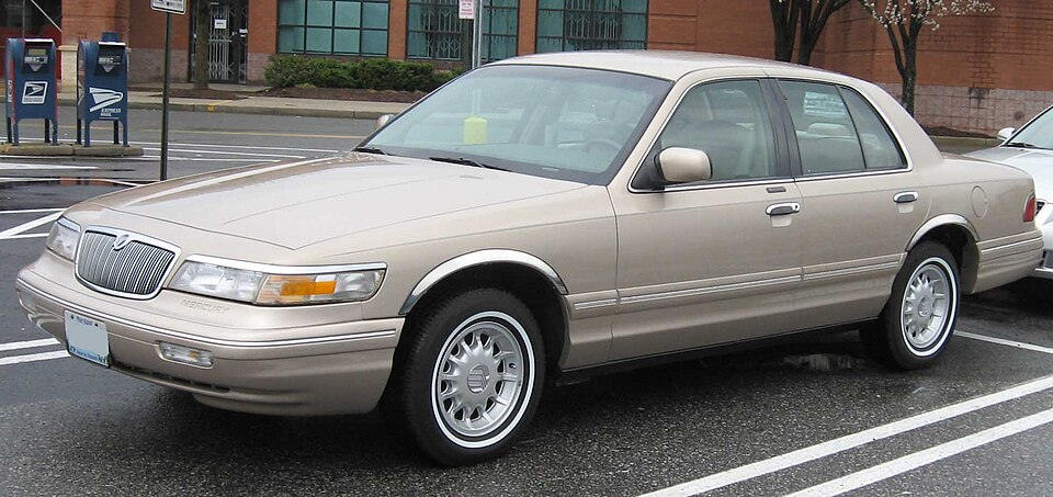 Lincoln Town Car usado como exemplo de veículo com transmissão 4R70W